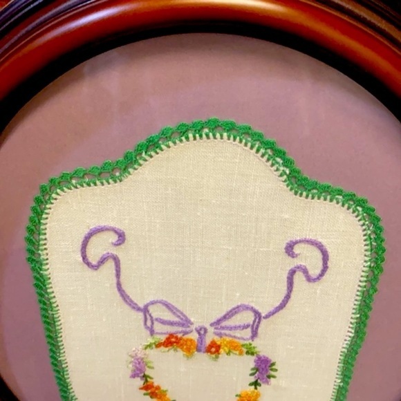 Vintage Framed Embroidered Floral Heart Handkerchief - Picture 5 of 5